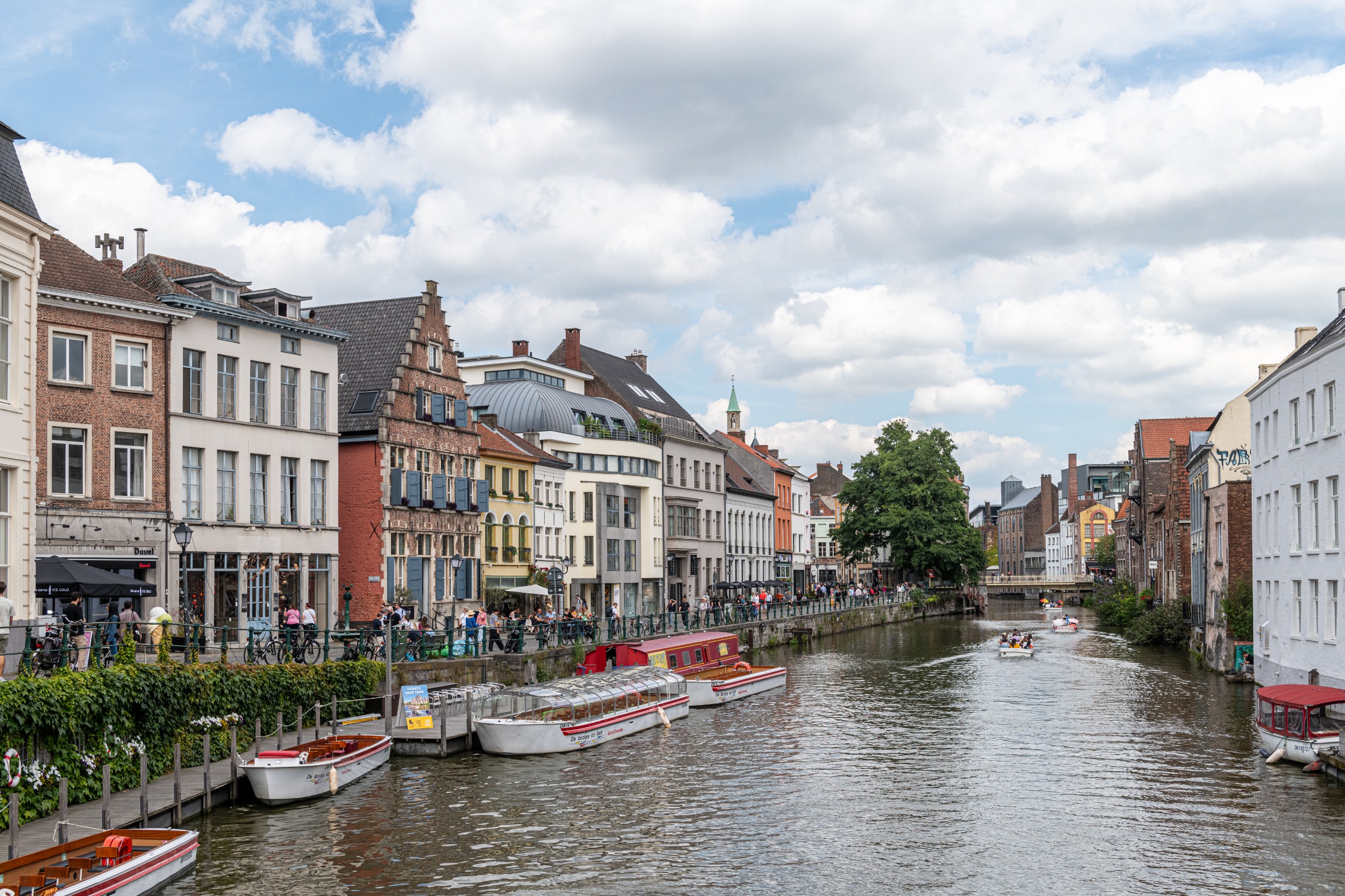 Historische gevels en bootjes aan het water in Gent